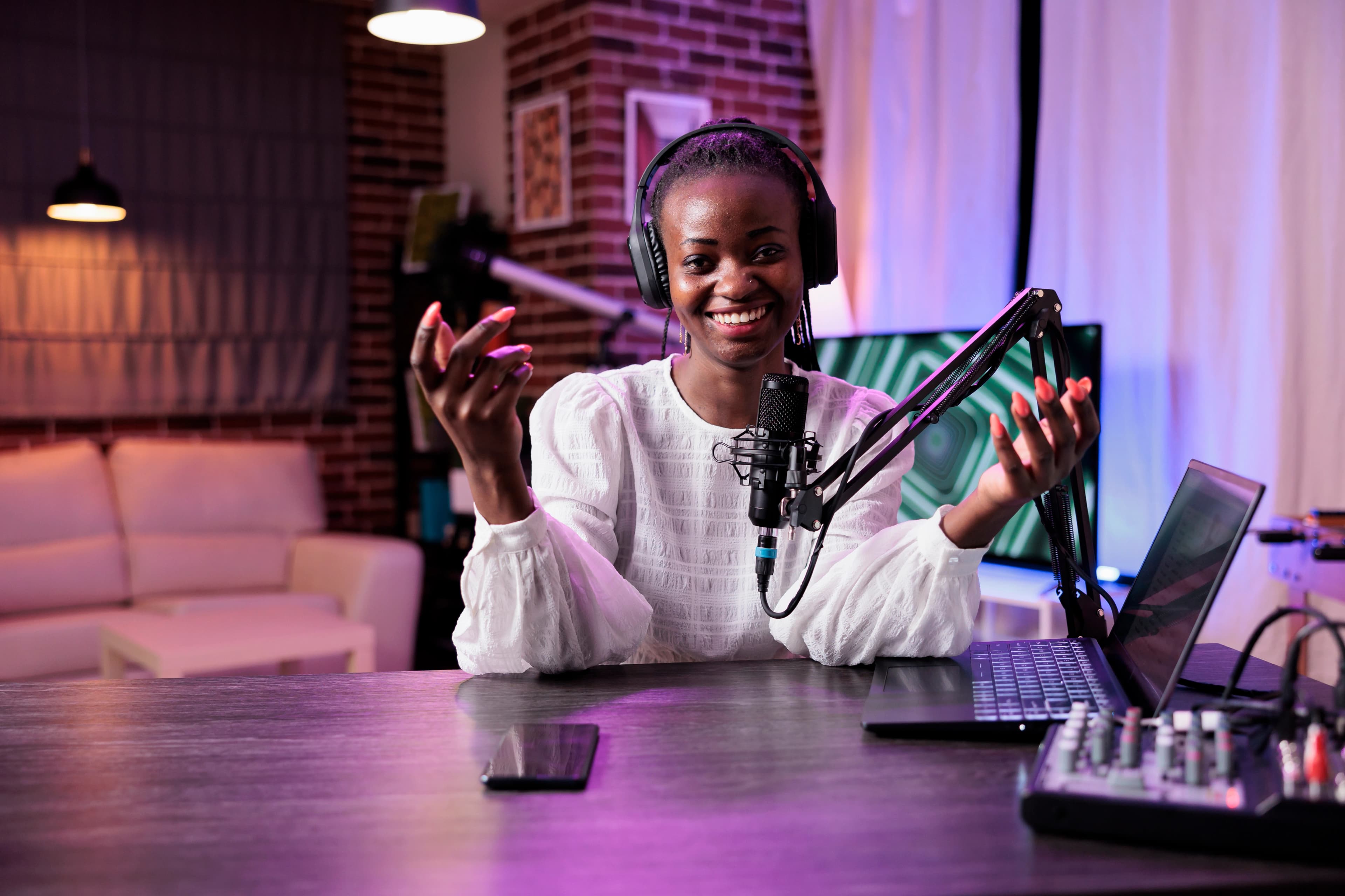 Criadora de conteúdo a gravar podcast com microfone profissional
